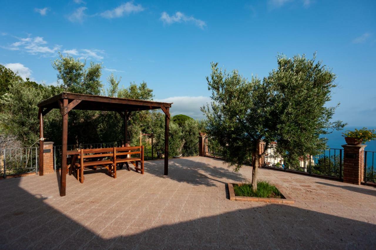 Azienda Agrituristica Le Terre Di San Leonardo เชตราโร ภายนอก รูปภาพ